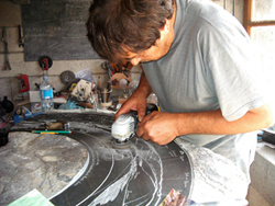 finition des reliefs avec une petite meule