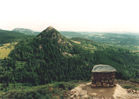 Panorama-du_Mont_Rouge_près_de_Queyrières